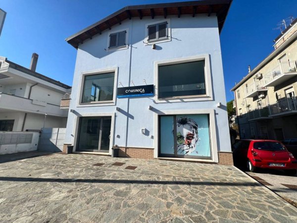 locale commerciale in vendita a Pescara in zona Santa Filomena