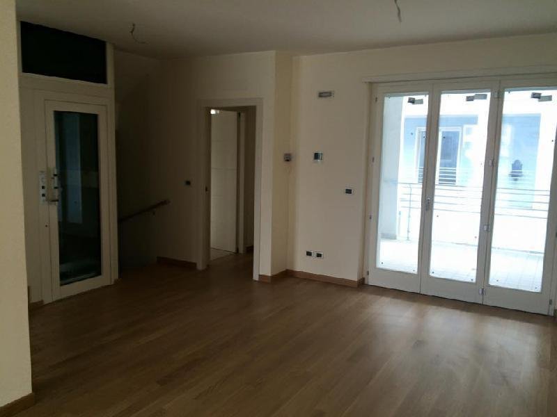 casa indipendente in vendita a Pescara in zona Ospedale