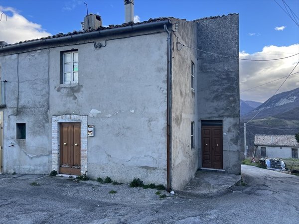 casa indipendente in vendita a Pescosansonesco in zona Colle della Guardia