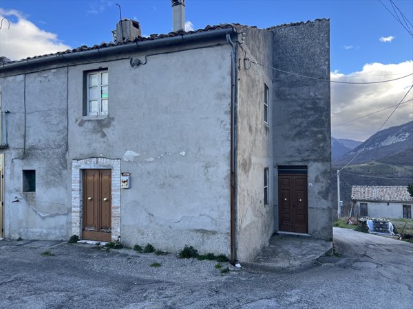 casa indipendente in vendita a Pescosansonesco in zona Colle della Guardia