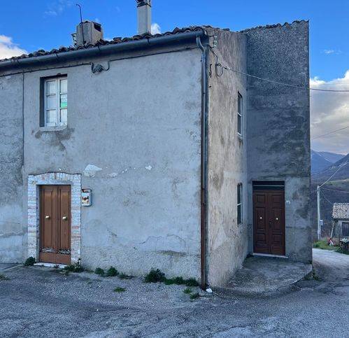 pentavano in vendita a Pescosansonesco in zona Colle della Guardia