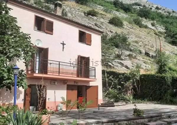 casa indipendente in vendita a Pescosansonesco in zona Colle della Guardia