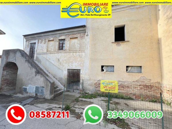 casa indipendente in vendita a Pianella in zona Castellana