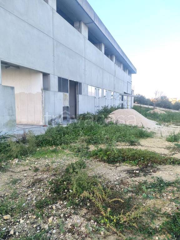 locale commerciale in vendita a Pianella