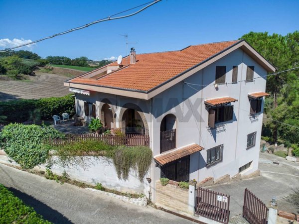 casa indipendente in vendita a Pianella in zona Cerratina