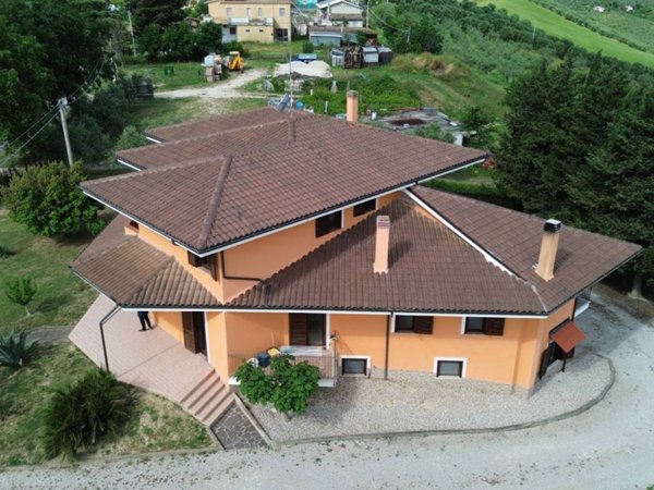 casa indipendente in vendita a Pianella in zona Castellana