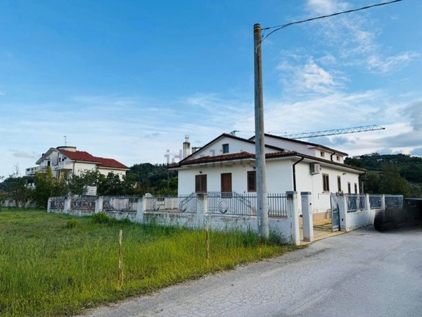 casa indipendente in vendita a Picciano