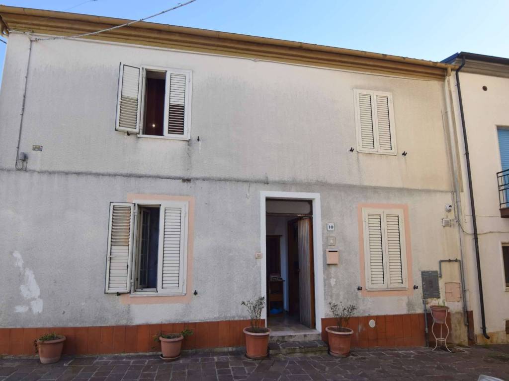 casa indipendente in vendita a Picciano in zona Piccianello