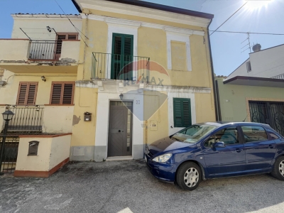 casa indipendente in vendita a Popoli Terme