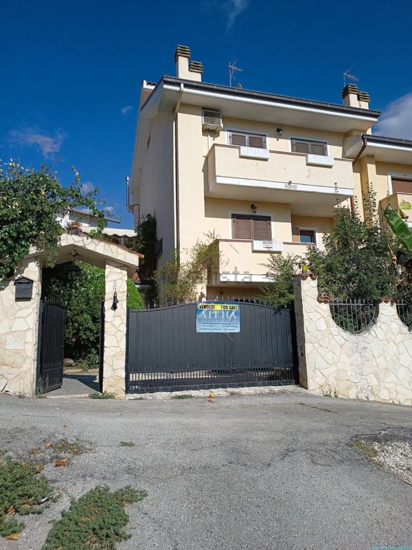 casa indipendente in vendita a Popoli Terme