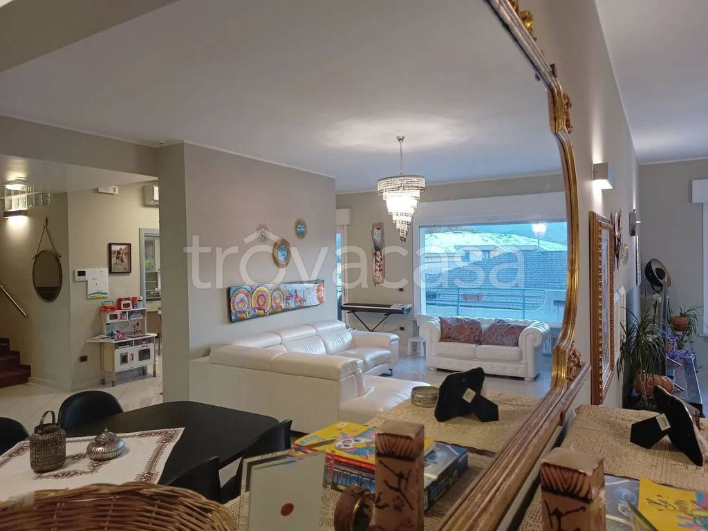 casa indipendente in vendita a Popoli Terme