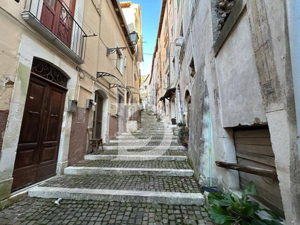 casa indipendente in vendita a Popoli Terme