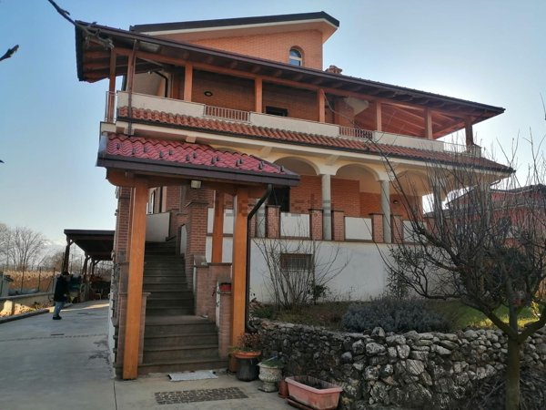 casa indipendente in vendita a Popoli Terme