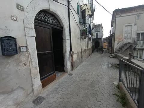 casa indipendente in vendita a Popoli Terme