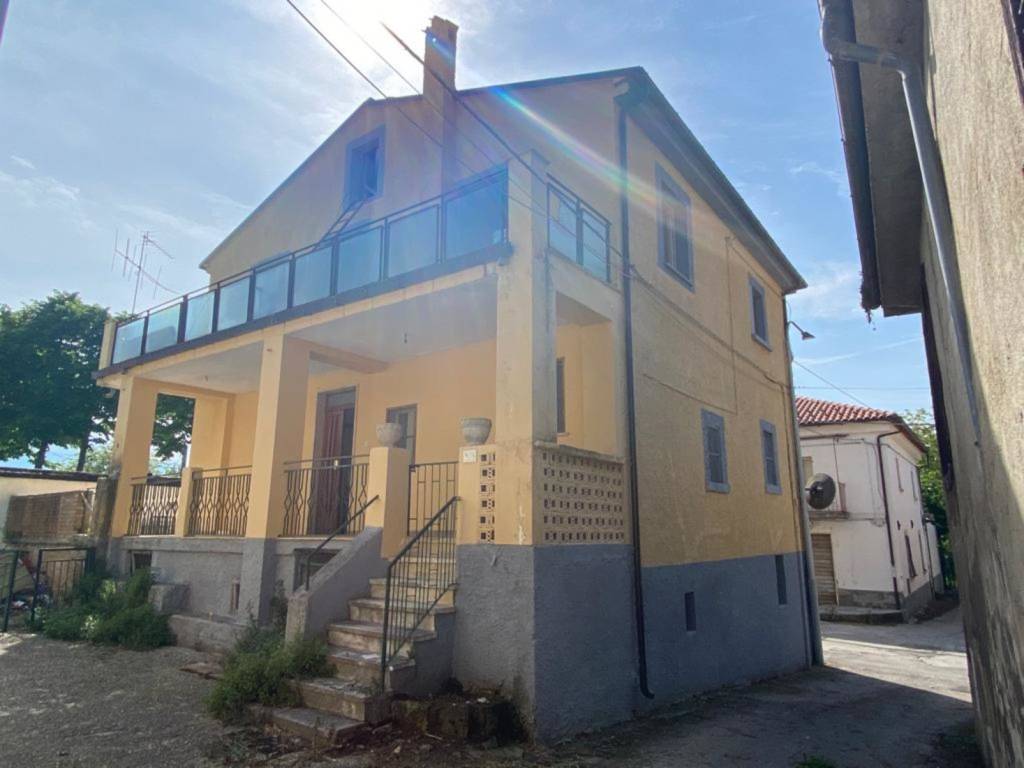 casa indipendente in vendita a Roccamorice