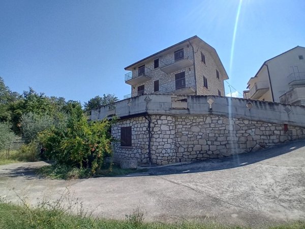 casa indipendente in vendita a Roccamorice in zona Piano delle Castagne