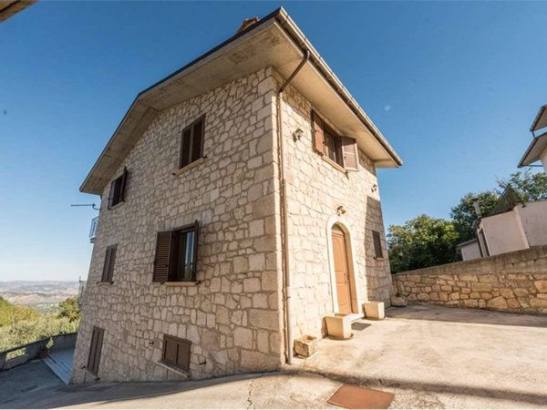 casa indipendente in vendita a Roccamorice in zona Piano delle Castagne