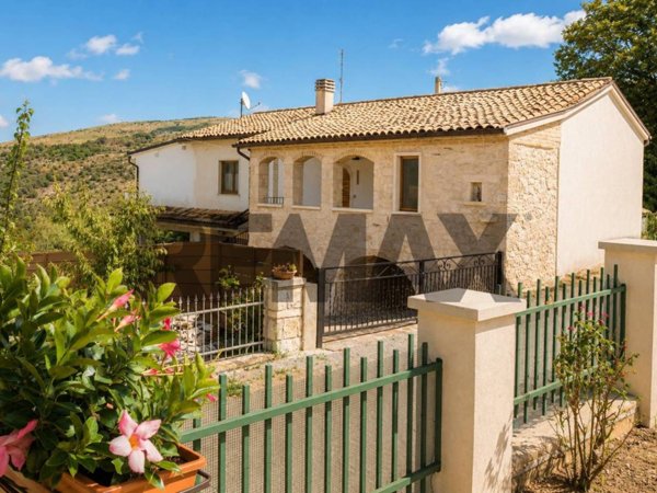casa indipendente in vendita a Roccamorice