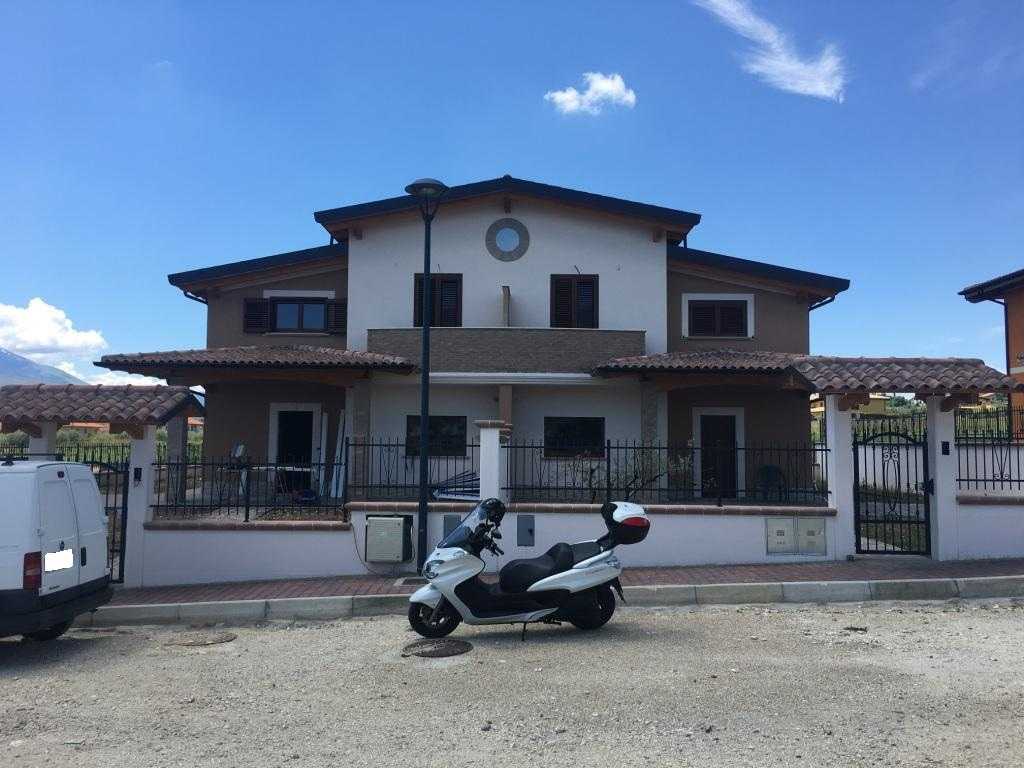 casa indipendente in vendita a Rosciano