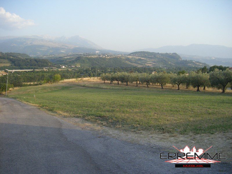 terreno edificabile in vendita a Rosciano