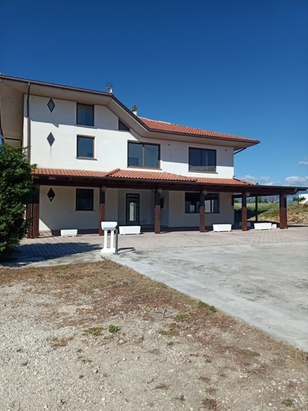 casa indipendente in vendita a Rosciano