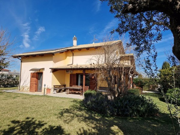 casa indipendente in vendita a Rosciano