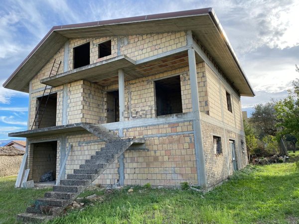 casa indipendente in vendita a Rosciano