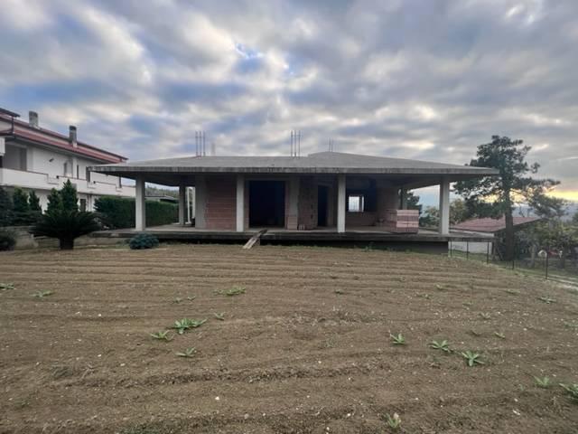 casa indipendente in vendita a Rosciano