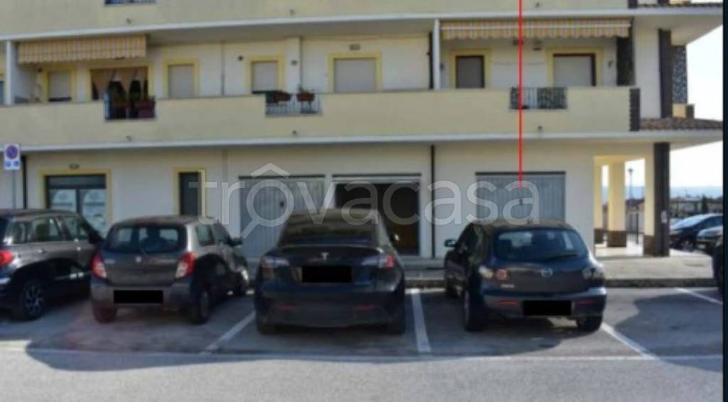 locale commerciale in vendita a Rosciano