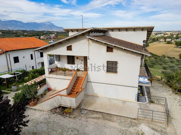 casa indipendente in vendita a Rosciano