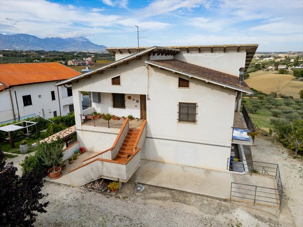 casa indipendente in vendita a Rosciano