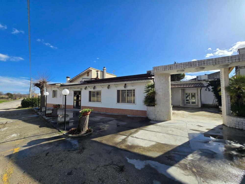 locale commerciale in vendita a Rosciano