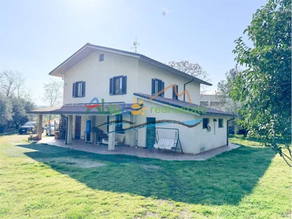 esavano in vendita a Rosciano