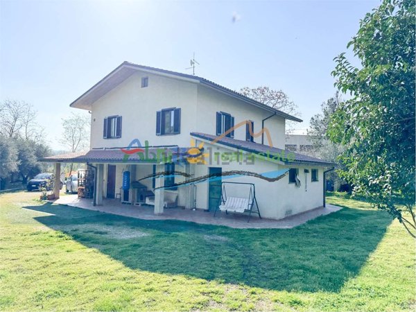 casa indipendente in vendita a Rosciano