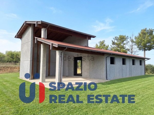 casale in vendita a Rosciano