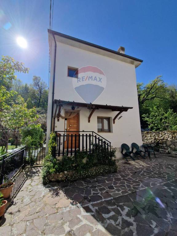 casa indipendente in vendita a Sant'Eufemia a Maiella in zona Roccacaramanico