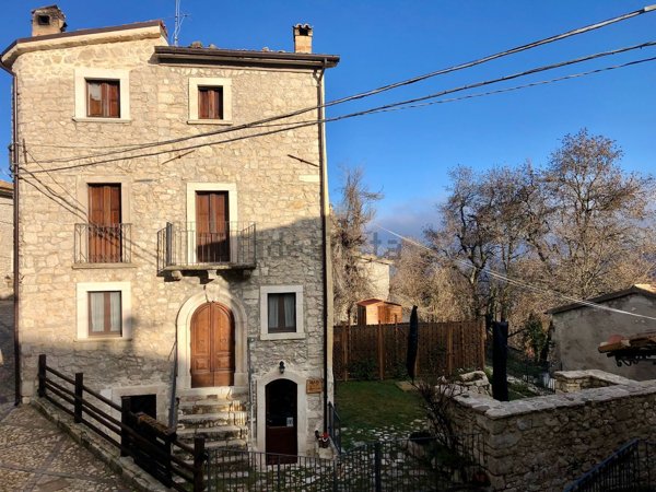 appartamento in vendita a Sant'Eufemia a Maiella in zona Roccacaramanico