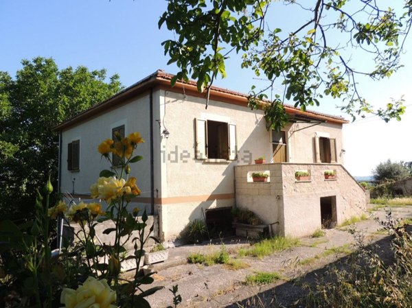 casa indipendente a San Valentino in Abruzzo Citeriore in zona Olivuccia