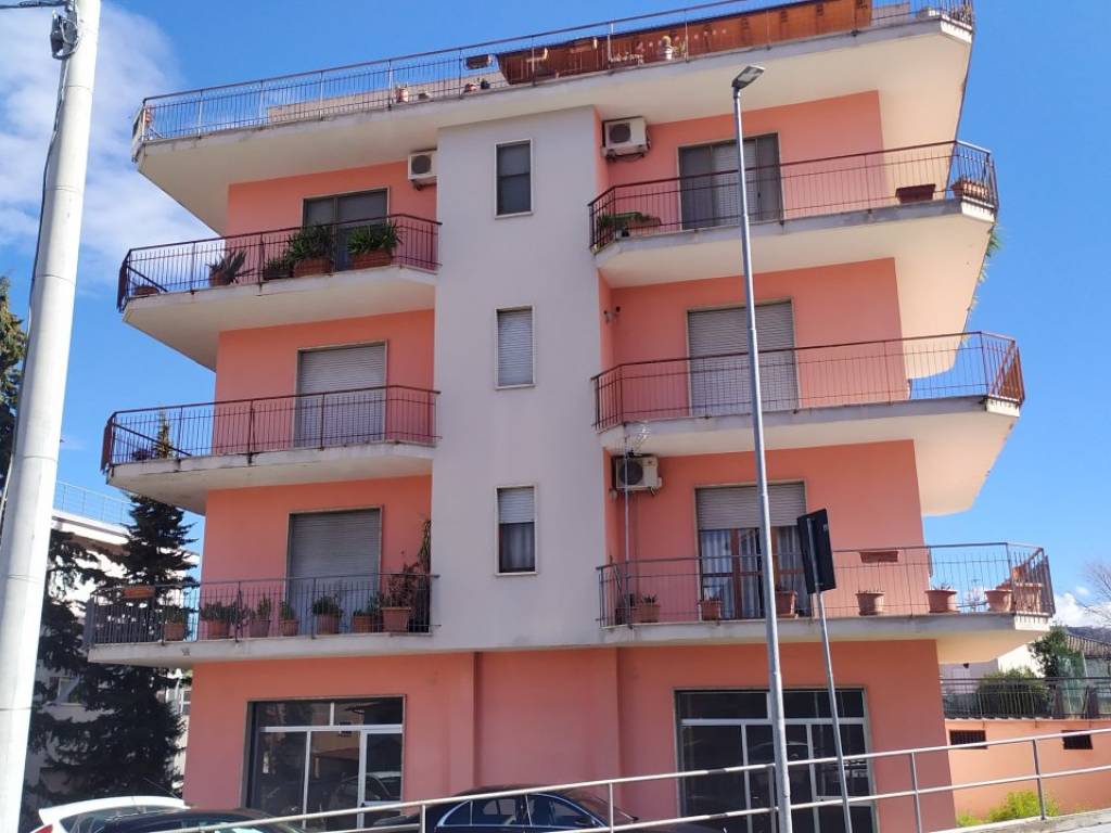 negozio in vendita a Scafa