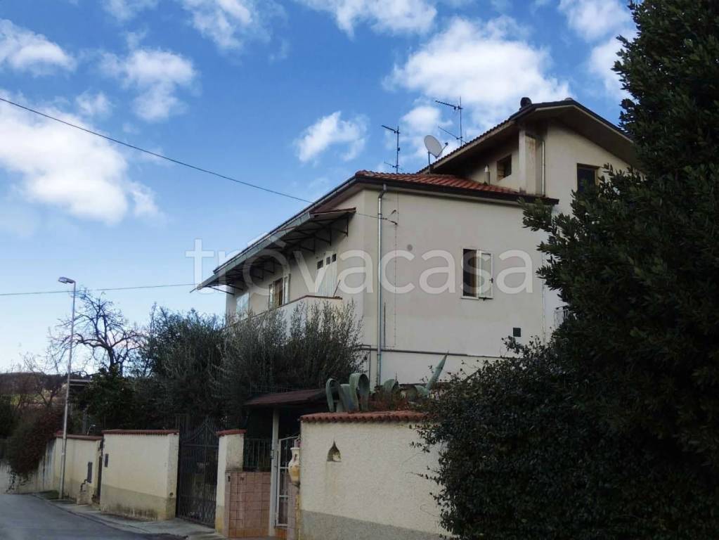 appartamento in vendita a Scafa in zona Decontra
