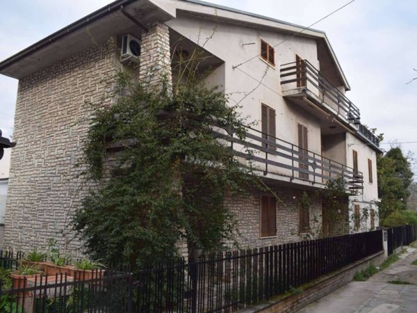 casa indipendente in vendita a Scafa