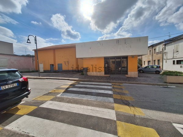 locale commerciale in vendita a Scafa