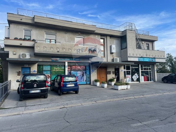 locale commerciale in vendita a Scafa