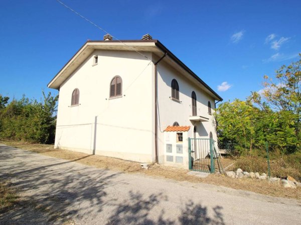 casa indipendente in vendita a Serramonacesca in zona Colle Serra