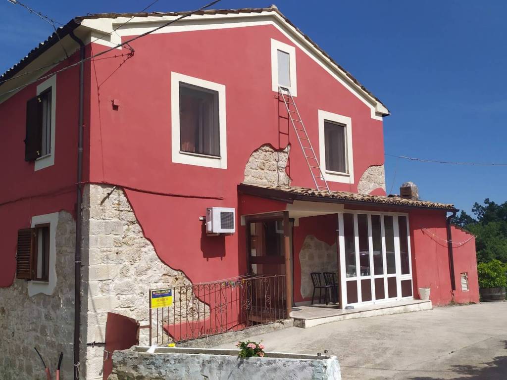 casa indipendente in vendita a Serramonacesca in zona Garifoli