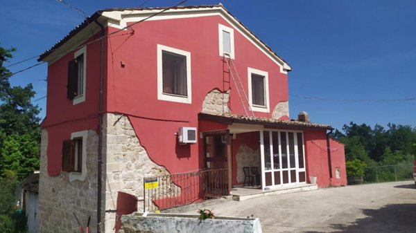 casa indipendente in vendita a Serramonacesca in zona Garifoli