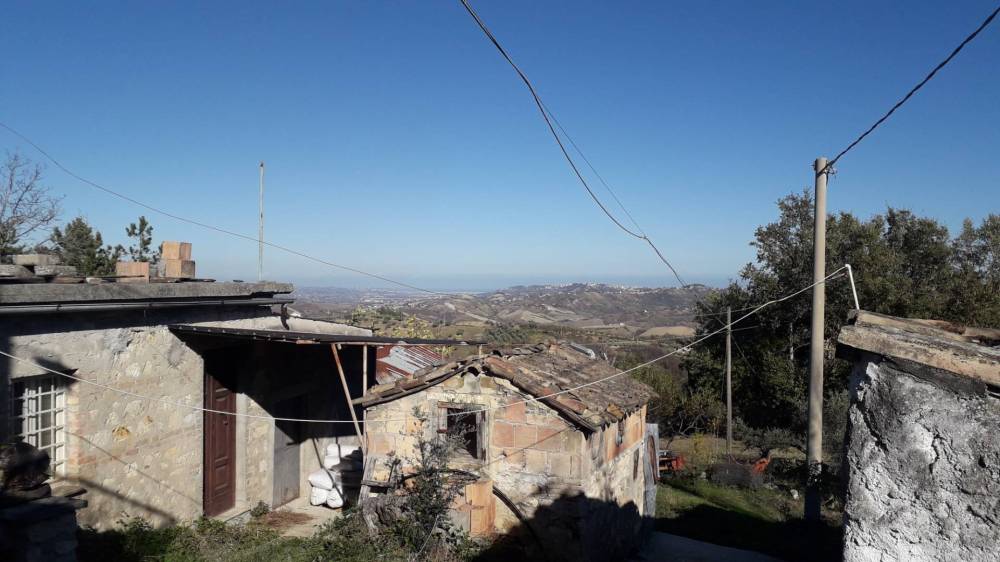 casa indipendente in vendita a Serramonacesca in zona Colle Serra