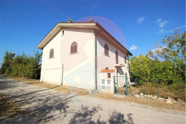 casa indipendente in vendita a Serramonacesca in zona Colle Serra