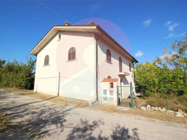 casa indipendente in vendita a Serramonacesca in zona Colle Serra