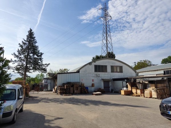 locale commerciale in vendita a Spoltore in zona Villa Raspa